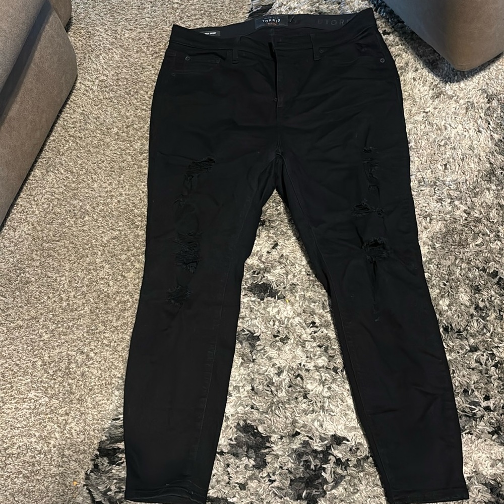 Blk distressed jeans